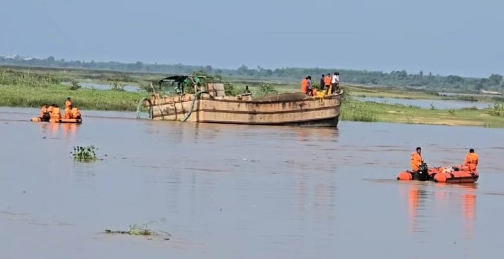 అతి కష్టం మీద బోట్లను గట్టుకు చేర్చిన అధికారులు