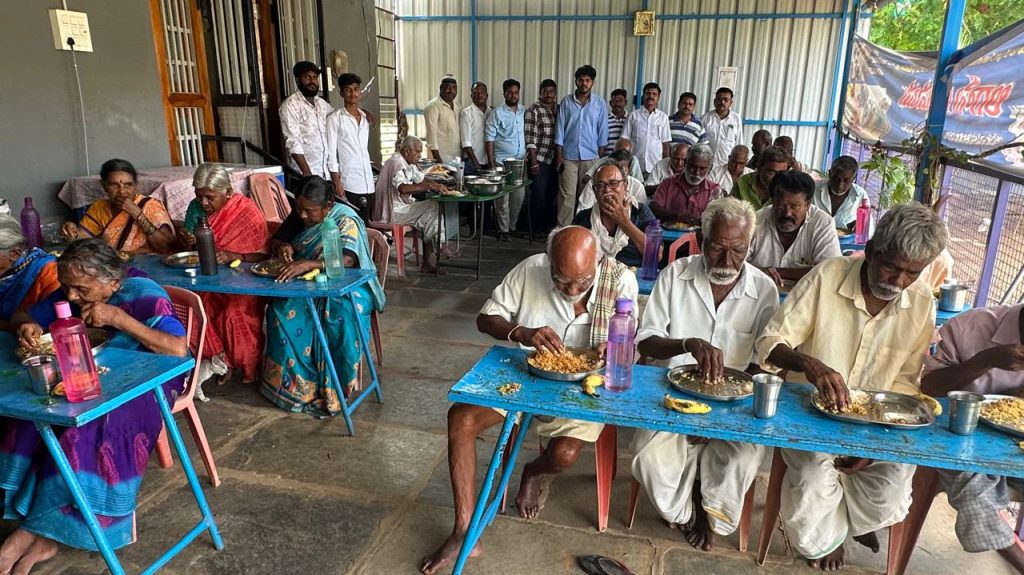 అగాపే ఆశ్రమంలో అన్నదానం.