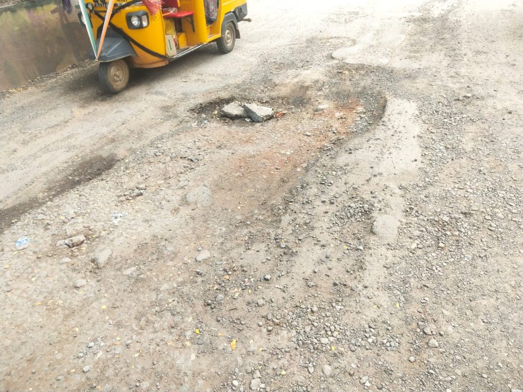 సూళ్లూరుపేట మున్సిపాలిటీ కమిషనర్ మంచిమనసుతో గుంతలను పూడిపించారు