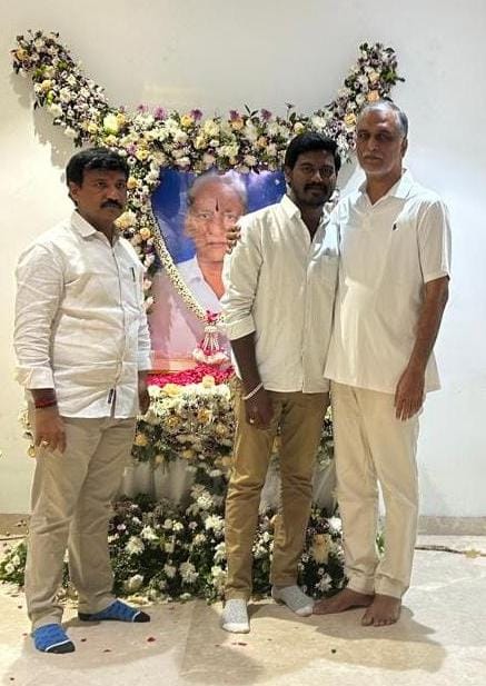 మాజీ మంత్రి హరీష్ రావు ని కలిసిన యువనేత