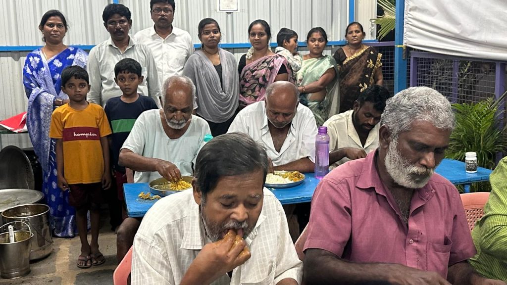 అగాపే ఆశ్రమంలో అన్నదానం.