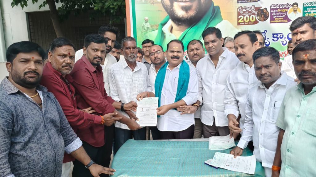 సిఎంఆర్ఎఫ్ చెక్కులను పంపిణీ చేసిన షాద్నగర్ ఎమ్మెల్యే వీర్ల పల్లి శంకర్