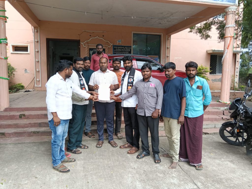 మొంత తుఫాన్ వల్ల ఆర్ధికంగా దెబ్బతిన్న కుటుంబాల్ని ఆదుకోవాలి”- ప్రజా సంఘాలు నాయకులు డిమాండ్.