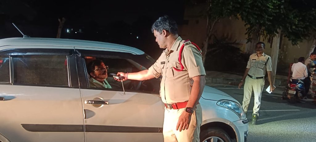 తంగళ్ళపల్లిలో డ్రంక్ అండ్ డ్రైవ్ ప్రత్యేక తనిఖీలు – ఎస్సై ఉపేంద్ర చారి ఆధ్వర్యంలో కట్టుదిట్టమైన చర్యలు
