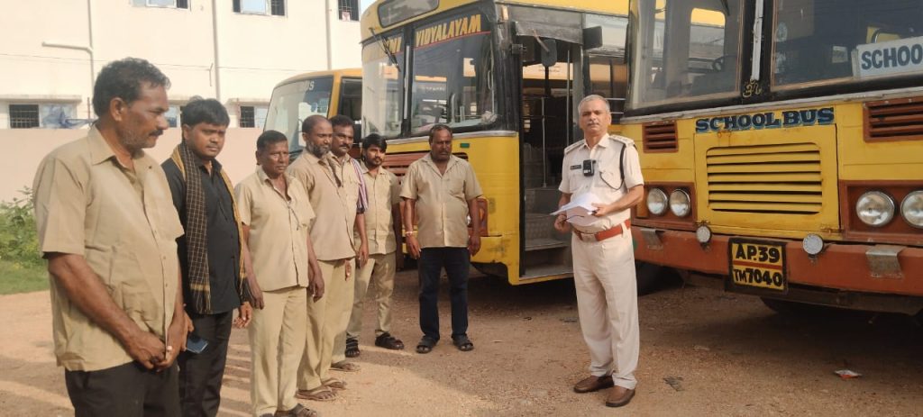 డ్రైవర్లకు అవగాహన కల్పించిన ఆర్టీవో రాములు