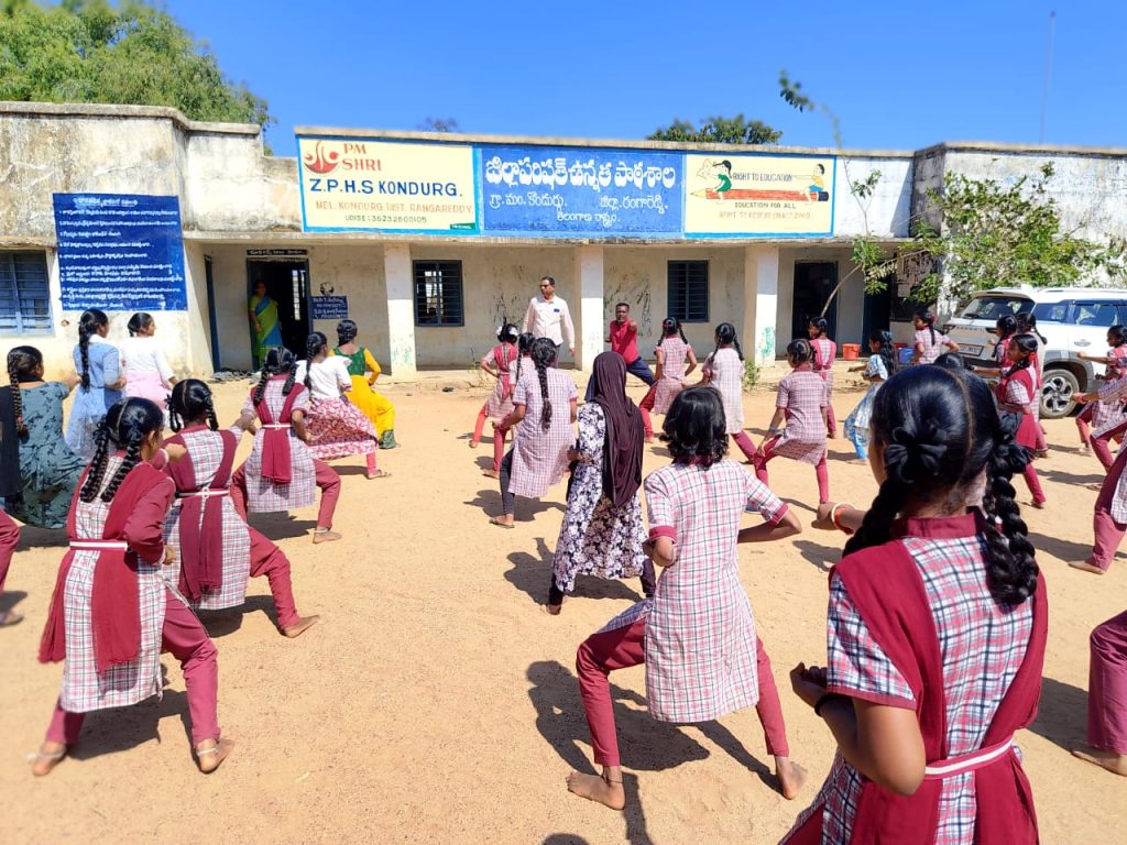 కొందుర్గు జడ్పీహెచ్ఎస్ స్కూల్ లొ కరాటే శిక్షణ ప్రారంభించిన హెచ్ఎం గోపీనాథ్