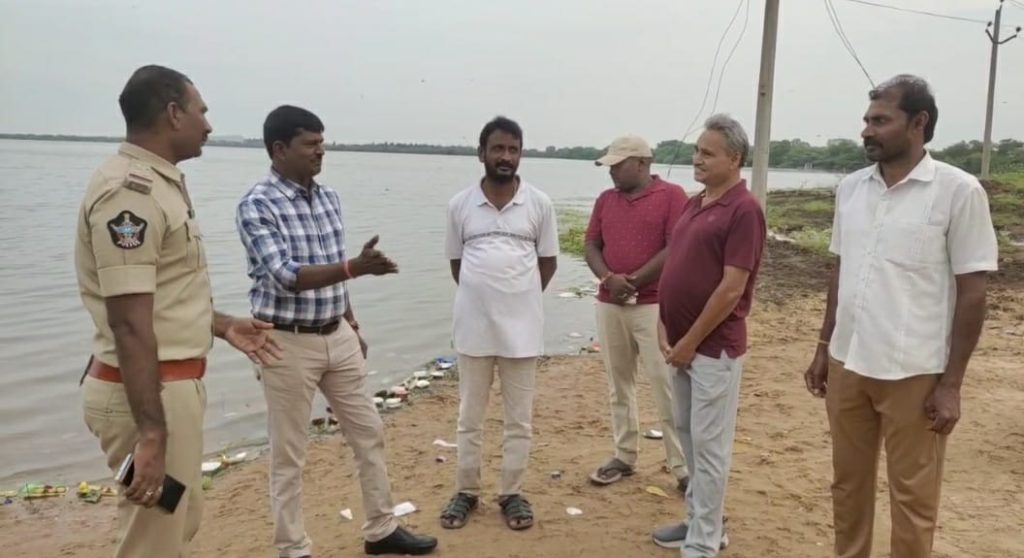 కార్తీక్ పౌర్ణమి దీపోత్సవం ఏర్పాట్లు పరిశీలించిన సీఐ