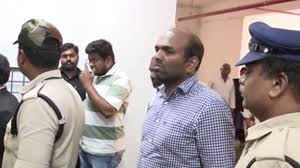 మానవత్వమా? లేదా నిర్లక్ష్యమా? ఖైదీతో టిఫిన్—తర్వాత పరిస్థితులు తెగ మారాయి!