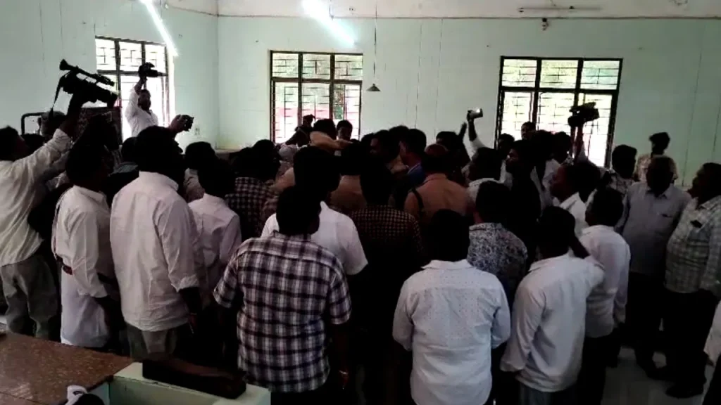 విద్యార్థిని మృతితో కలకలం – స్కూల్‌ హాస్టల్ రూమ్‌లో దాగి ఉన్న రహస్యమేమిటి?