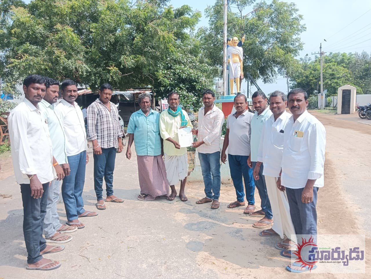 సి ఎం ఆర్ ఎఫ్ చెక్కులు పంపిణీ చేసిన కాంగ్రెస్ నాయకులు