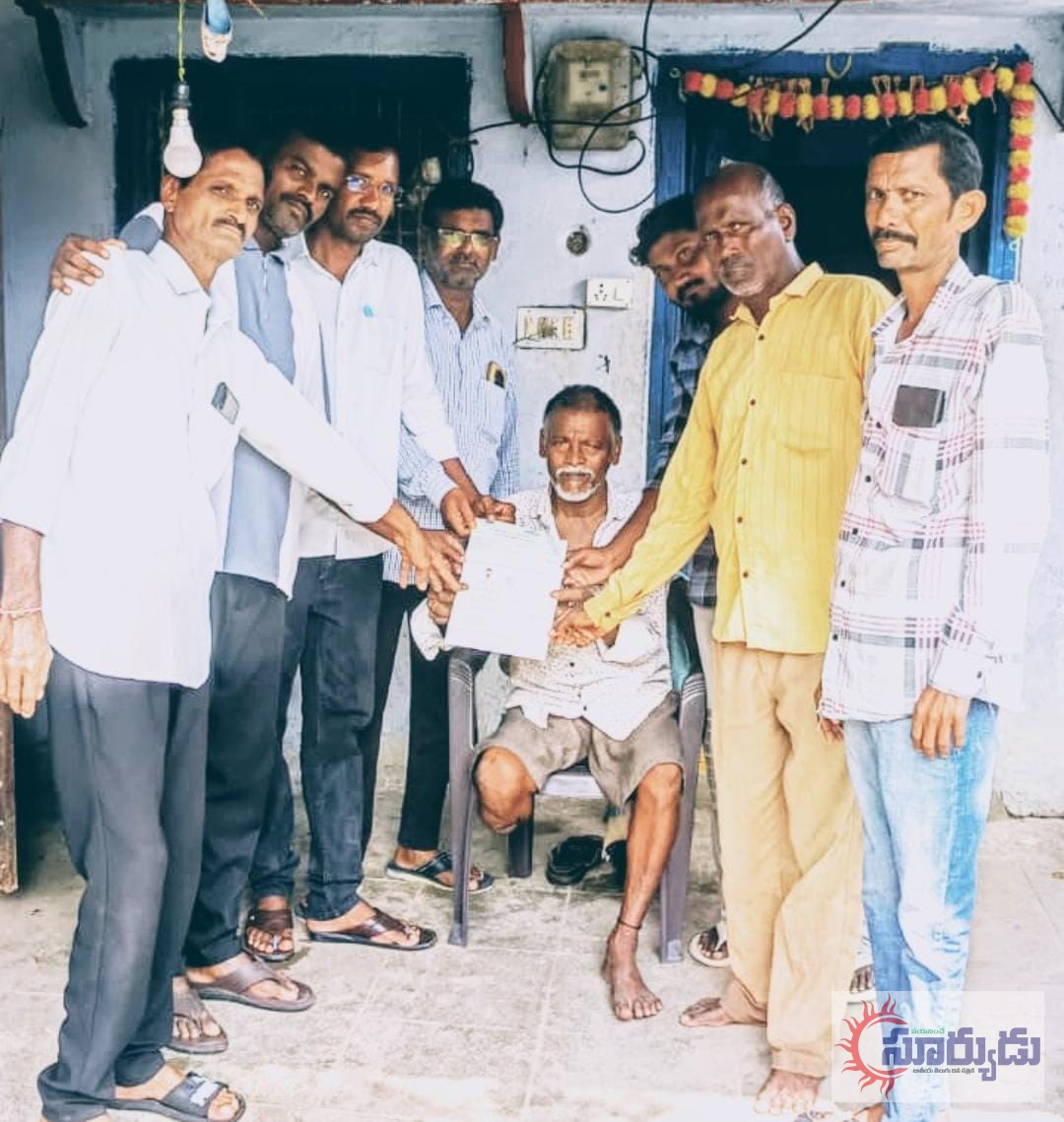 నాగేంద్రనగర్ లో సి ఎం ఆర్ ఎఫ్ చెక్కులు పంపిణీ.