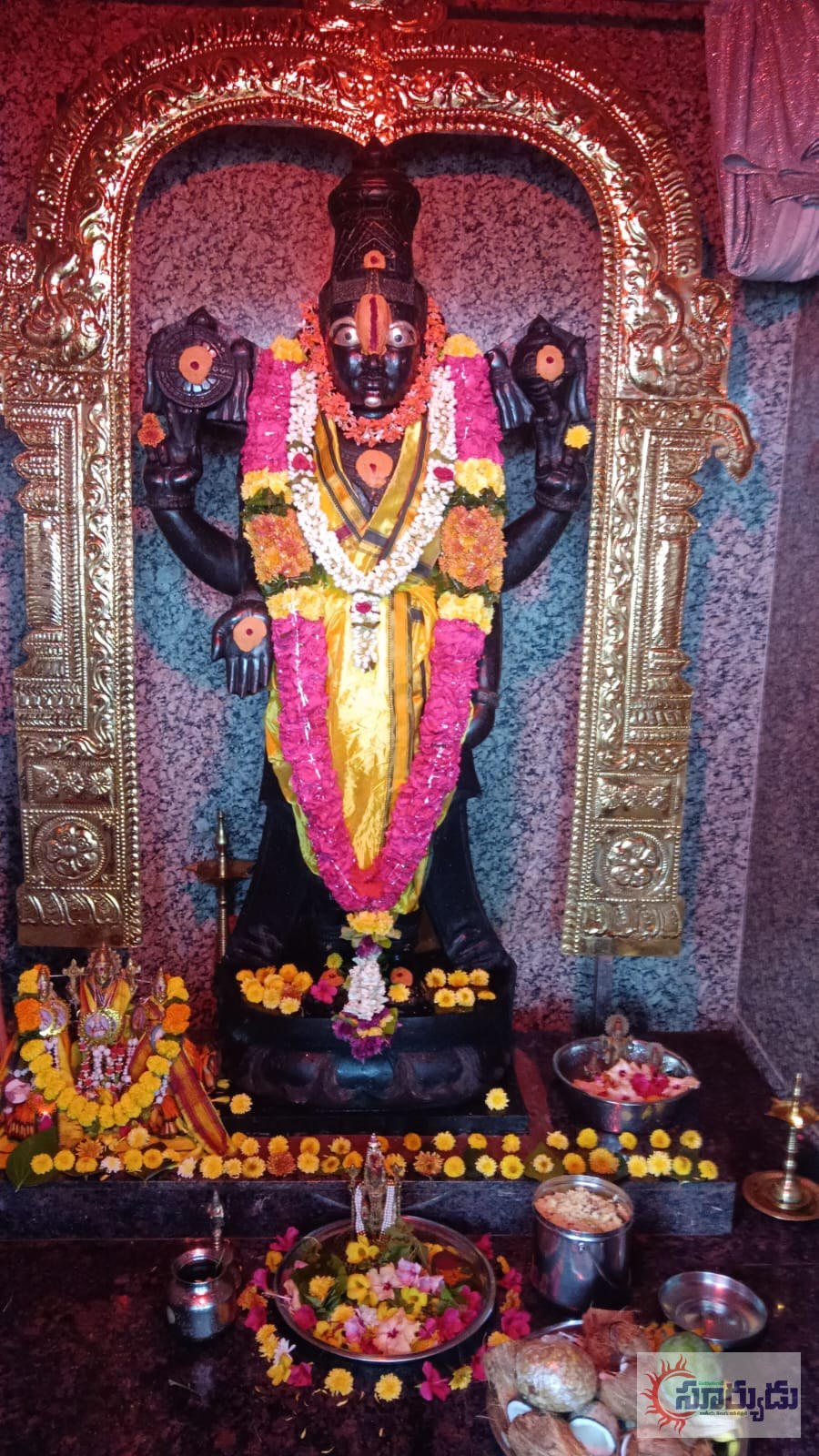 శ్రవణా నక్షత్రం సందర్భంగా వెంకటేశ్వర స్వామి కి ప్రత్యేక పూజలు