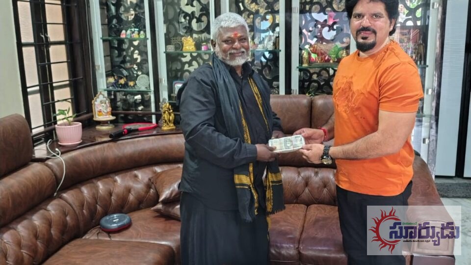శబరిమల పాదయాత్రకు పల్లె బ్రదర్స్ రూ.1.10 లక్షల విరాళం