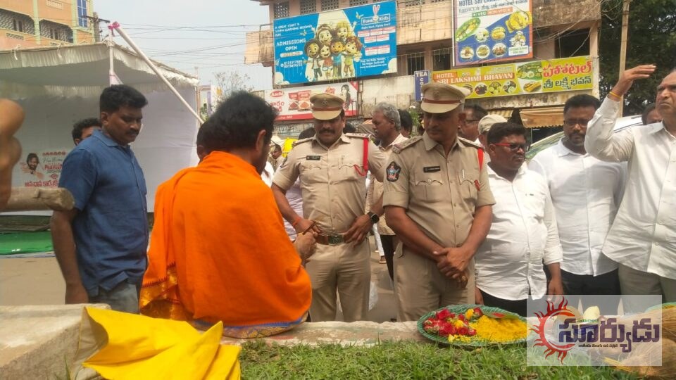 సూళ్లూరుపేట పట్టణం మొత్తం పోలీస్ డిపార్ట్మెంట్ కనుసైకిల్లో