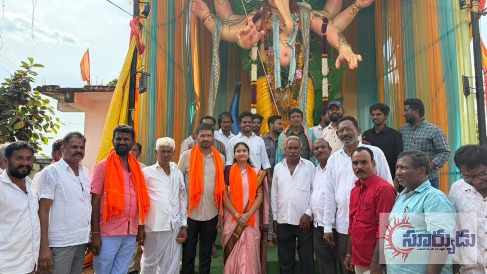 నిర్మల్ పట్టణం లోని వినాయక మండపాలను దర్శించుకుని ప్రత్యేక పూజలు నిర్వహించిన మున్సిపల్ చైర్ పర్సన్, వైస్ చైర్మన్ .