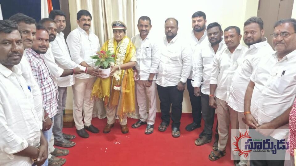 నిర్మల్ జిల్లా ఎస్పీ డా. జానకి షర్మిల ను మర్యాదపూర్వకంగా కలిసిన భైంసా మున్సిపల్ చైర్మన్.