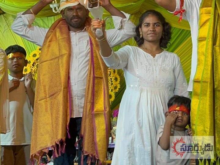 మైస్పేస్-2లో గణనాథుడి లడ్డూకు రూ.15.10 లక్షల పలుకులడ్డూను కైవసం చేసుకున్న సంధ్యా వెంకట రెడ్డి