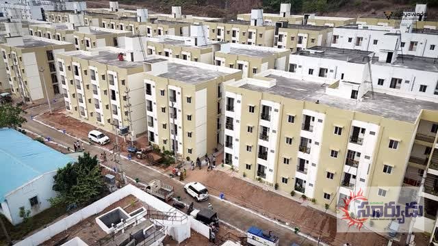 ప్రజల సొమ్ముతో ఆర్భాటం చేస్తున్న నాయకులు