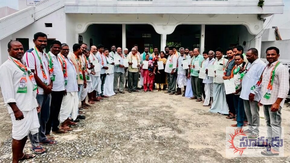 సీఎం ఆర్ ఎఫ్ చెక్కులు పంపిణీ చేసిన ఏరుగట్ల మండల అధ్యక్షుడు శివనోళ్ల శివకుమార్ మరియు కాంగ్రెస్  నాయకులు.
