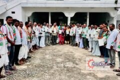 సీఎం ఆర్ ఎఫ్ చెక్కులు పంపిణీ చేసిన ఏరుగట్ల మండల అధ్యక్షుడు శివనోళ్ల శివకుమార్ మరియు కాంగ్రెస్  నాయకులు.