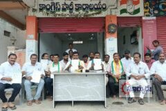 సీఎంఆర్ఎఫ్ చెక్కులు పంపిణీ చేసిన కమ్మర్ పల్లి కాంగ్రెస్ నాయకులు.