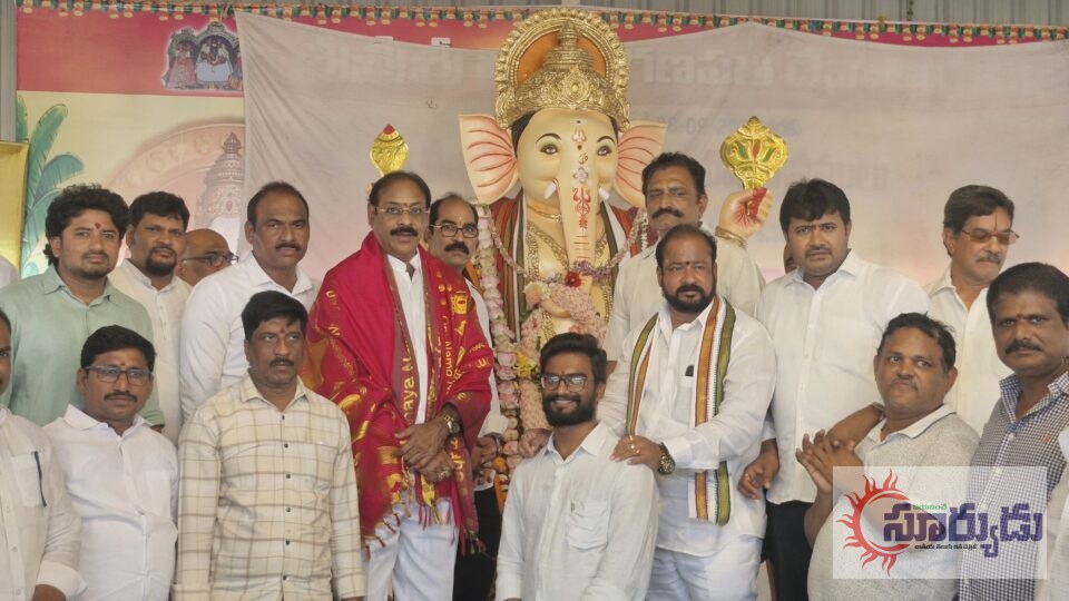 వినాయక మహాగణపతుల విగ్రహాలను దర్శించుకుని ప్రత్యేక పూజలు నిర్వహించిన బండి రమేష్