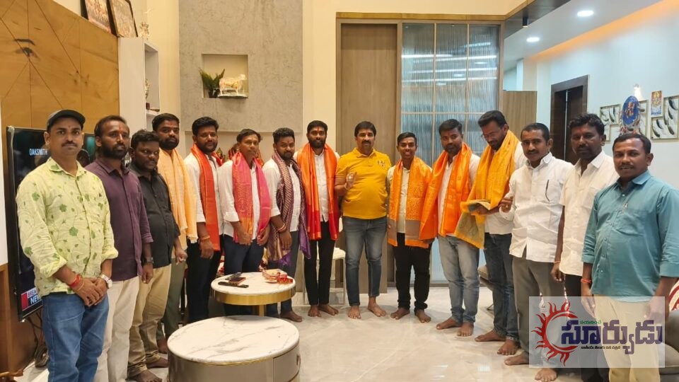 జిల్లా స్థాయి (బీజేవైఎం) నూతన కార్యవర్గంలో పదవులు పొందిన నాయకులకు ఘనంగా సన్మానించిన బైంసా మున్సిపల్ చైర్మన్ తూమొల్ల దత్తాత్రి