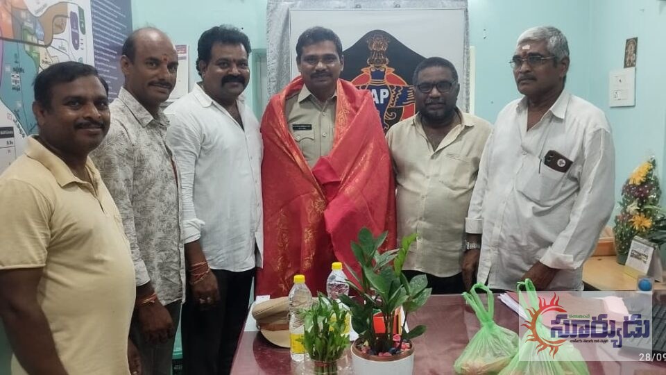 కాట్రేనికోన ఎస్ఐ గా బాధ్యతలు స్వీకరించిన కె.దుర్గా శ్రీనివాసరావు ను మర్యాదపూర్వకంగా కలిసిన బీజేపీ నేతలుశాలువాతో సత్కరించి పుష్పగుచ్ఛం అందజేత_