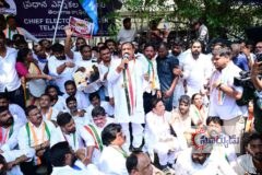 ఎన్నికల ప్రక్రియలో అక్రమాలపై కాంగ్రెస్ ధర్నాకేంద్ర ఎన్నికల సంఘం కమిషనర్‌పై చర్యలు తీసుకోవాలని