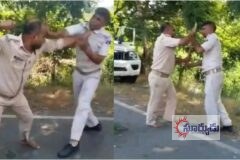 లంచం కోసం నడిరోడ్డుపై పిచ్చి.. పిచ్చిగా  కొట్టుకున్న పోలీసులు.!పోలీసులే ఇలా కొట్టుకుంటే ఎలా..? (వీడియో చుడండి)