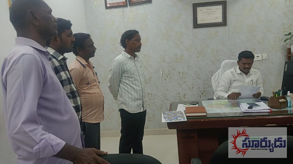పేద దళితులని చిన్న చూపు చూస్తున్న మున్సిపల్ కమిషనర్
