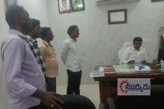 పేద దళితులని చిన్న చూపు చూస్తున్న మున్సిపల్ కమిషనర్