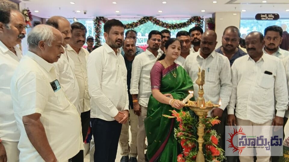 నిర్మల్ పట్టణంలో చందన బ్రదర్స్ షోరూం ప్రారంభోత్సవ కార్యక్రమంలో పాల్గొన్న నిర్మల్ మున్సిపల్ చైర్మన్, వైస్ చైర్మన్