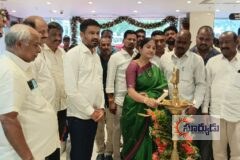 నిర్మల్ పట్టణంలో చందన బ్రదర్స్ షోరూం ప్రారంభోత్సవ కార్యక్రమంలో పాల్గొన్న నిర్మల్ మున్సిపల్ చైర్మన్, వైస్ చైర్మన్