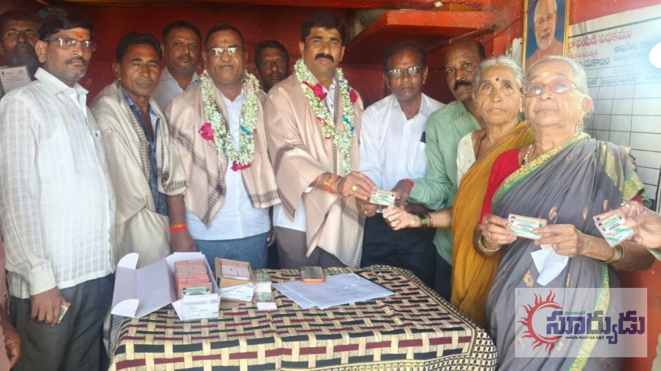 భైంసా పట్టణంలో డిజిటల్ స్మార్ట్ రేషన్ కార్డుల పంపిణీ కార్యక్రమం నిర్వహించిన మున్సిపల్ చైర్మన్ తూమొల్ల దత్తాత్రి