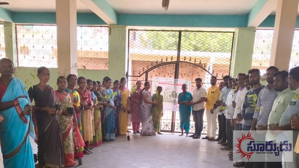 భీంగల్‌లో ఇంటింటికి పండ్ల, పూల మొక్కల పంపిణీ.