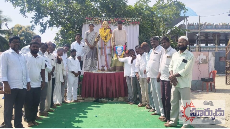 గాంధీజీకి మరియు లాల్ బహద్దూర్ శాస్త్రి గార్లకు ఘన నివాళులు