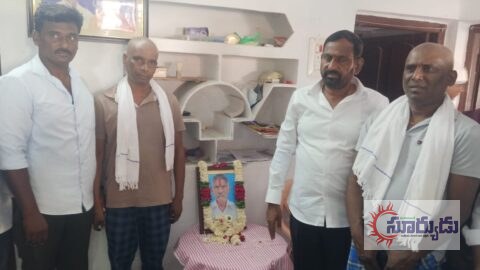 ఏరుగట్ల మండలంలో గుమిర్యాల్ గ్రామంలో బాధిత కుటుంబాన్ని పరామర్శించడం మానాల మోహన్ రెడ్డి