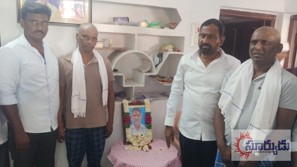 ఏరుగట్ల మండలంలో గుమిర్యాల్ గ్రామంలో బాధిత కుటుంబాన్ని పరామర్శించడం మానాల మోహన్ రెడ్డి