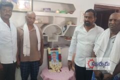 ఏరుగట్ల మండలంలో గుమిర్యాల్ గ్రామంలో బాధిత కుటుంబాన్ని పరామర్శించడం మానాల మోహన్ రెడ్డి