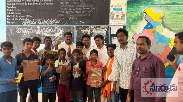 రామచంద్రపురం రూరల్లో విద్యార్థులకు పుస్తకాలు పంపిణీ