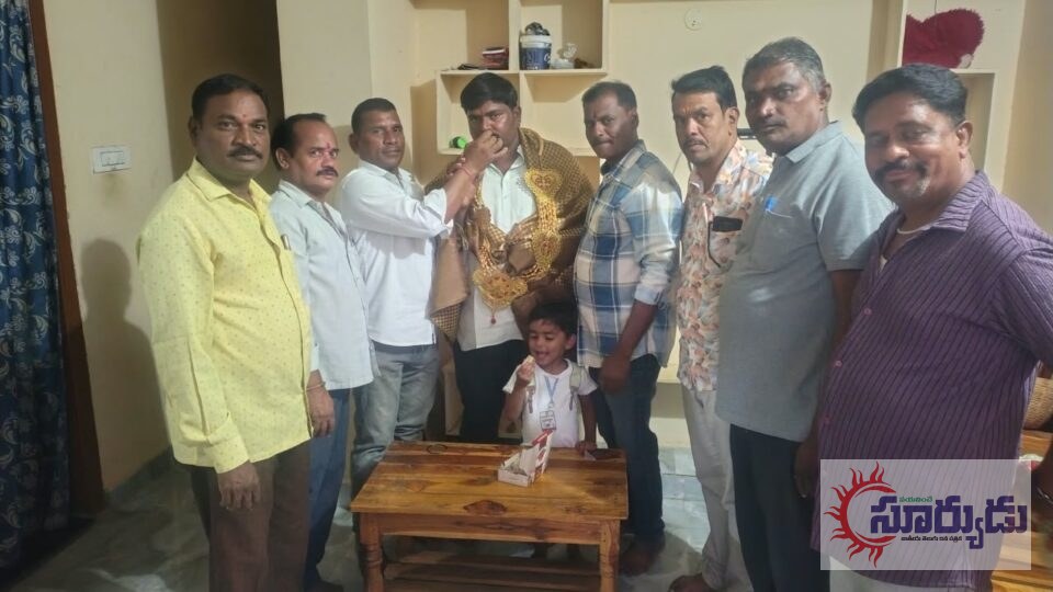 (టిఆర్ఎస్ ) కవిత అక్క పార్టీలో చేరినందుకు పిప్రి కాలనీ చెందిన శంకర్ కు నేతాజీ యువజన సంఘం తరపున చిరు సన్మానం