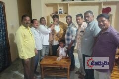 (టిఆర్ఎస్ ) కవిత అక్క పార్టీలో చేరినందుకు పిప్రి కాలనీ చెందిన శంకర్ కు నేతాజీ యువజన సంఘం తరపున చిరు సన్మానం