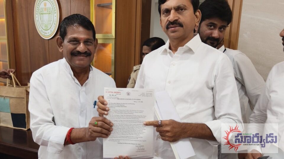 నిర్మల్ జిల్లా కేంద్రంలో మన ఉమ్మడి ఆదిలాబాద్ జిల్లా ఇంచార్జి మంత్రి జూపల్లి కృష్ణ రావు ని మరియు తెలంగాణ రాష్ట్రం రెవిన్యూ, గృహనిర్మాణ శాఖ మాత్యులు పొంగులేటి శ్రీనివాస రెడ్డి ని కలిసిన ముధోల్ మాజీ శాసనసభ్యులు జి. విఠల్ రెడ్డి