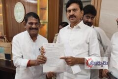 నిర్మల్ జిల్లా కేంద్రంలో మన ఉమ్మడి ఆదిలాబాద్ జిల్లా ఇంచార్జి మంత్రి జూపల్లి కృష్ణ రావు ని మరియు తెలంగాణ రాష్ట్రం రెవిన్యూ, గృహనిర్మాణ శాఖ మాత్యులు పొంగులేటి శ్రీనివాస రెడ్డి ని కలిసిన ముధోల్ మాజీ శాసనసభ్యులు జి. విఠల్ రెడ్డి