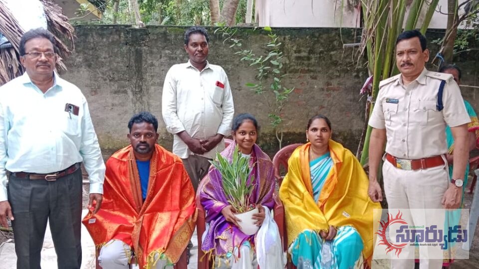 ఆర్థికలేమితో బాధపడుతున్న చదువుల తల్లి భవ్యశ్రీకి సత్కారం