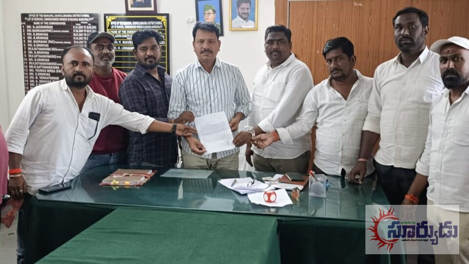భైంసా మున్సిపల్ ఇంచార్జ్ కమీషనర్ కు మున్సిపల్ కార్యాలయం లో వినతిపత్రం అందజేసిన మాజీ కౌన్సిలర్లు