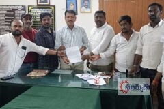 భైంసా మున్సిపల్ ఇంచార్జ్ కమీషనర్ కు మున్సిపల్ కార్యాలయం లో వినతిపత్రం అందజేసిన మాజీ కౌన్సిలర్లు