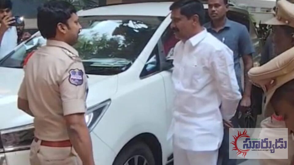 పోలాస సుధాకర్ మృతదేహాన్ని కడసారి చూసేందుకు వెళ్తున్న మాజీ మంత్రి, ఎమ్మెల్యే వేముల ప్రశాంత్ రెడ్డిని అడ్డుకున్న పోలీసులు.