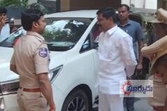 పోలాస సుధాకర్ మృతదేహాన్ని కడసారి చూసేందుకు వెళ్తున్న మాజీ మంత్రి, ఎమ్మెల్యే వేముల ప్రశాంత్ రెడ్డిని అడ్డుకున్న పోలీసులు.